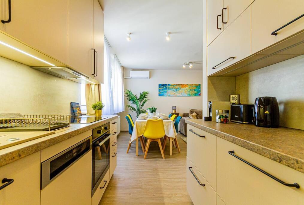 Roomy Apartment 80Sqm At City Center Free Parking Space, Ac & Balcony Budapest Luaran gambar